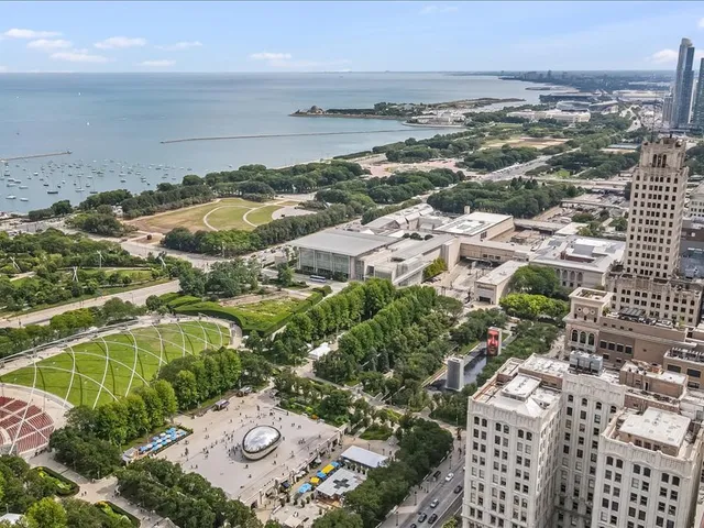 $1,235,000 | 130 North Garland Court, Unit 5101, Chicago, IL 60602