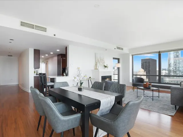 $1,235,000 | 130 North Garland Court, Unit 5101, Chicago, IL 60602