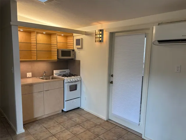 $1,425 | 1714 Summit View Place, Unit 3, Austin, TX 78703