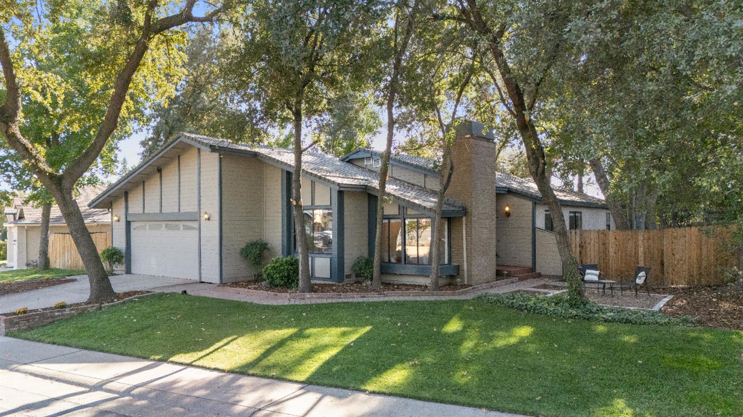 6427 Wittenham Way Orangevale, CA 95662 - Photo 3 of 51 a front view of a house with garden