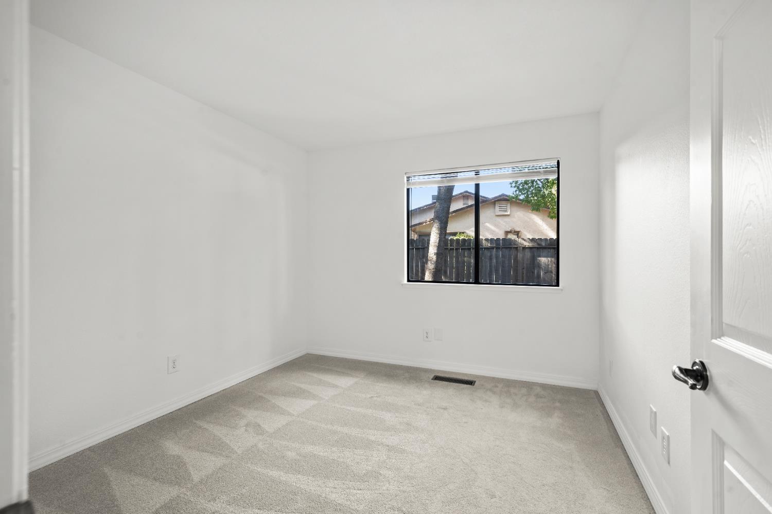 6427 Wittenham Way Orangevale, CA 95662 - Photo 32 of 51 an empty room with a window