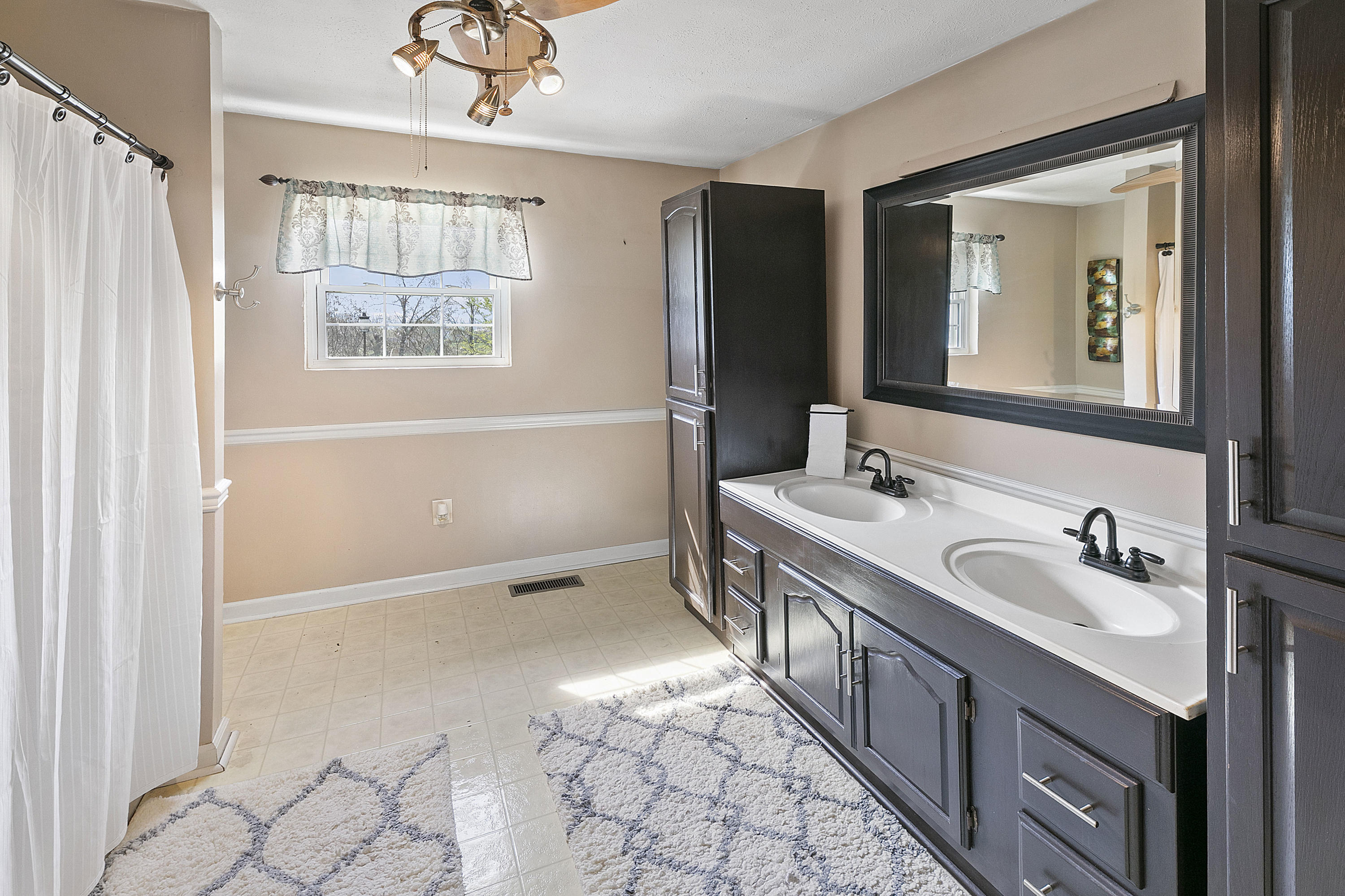 8123 Bell Road Knoxville, TN 37938 - Photo 11 of 20 Large Bathroom