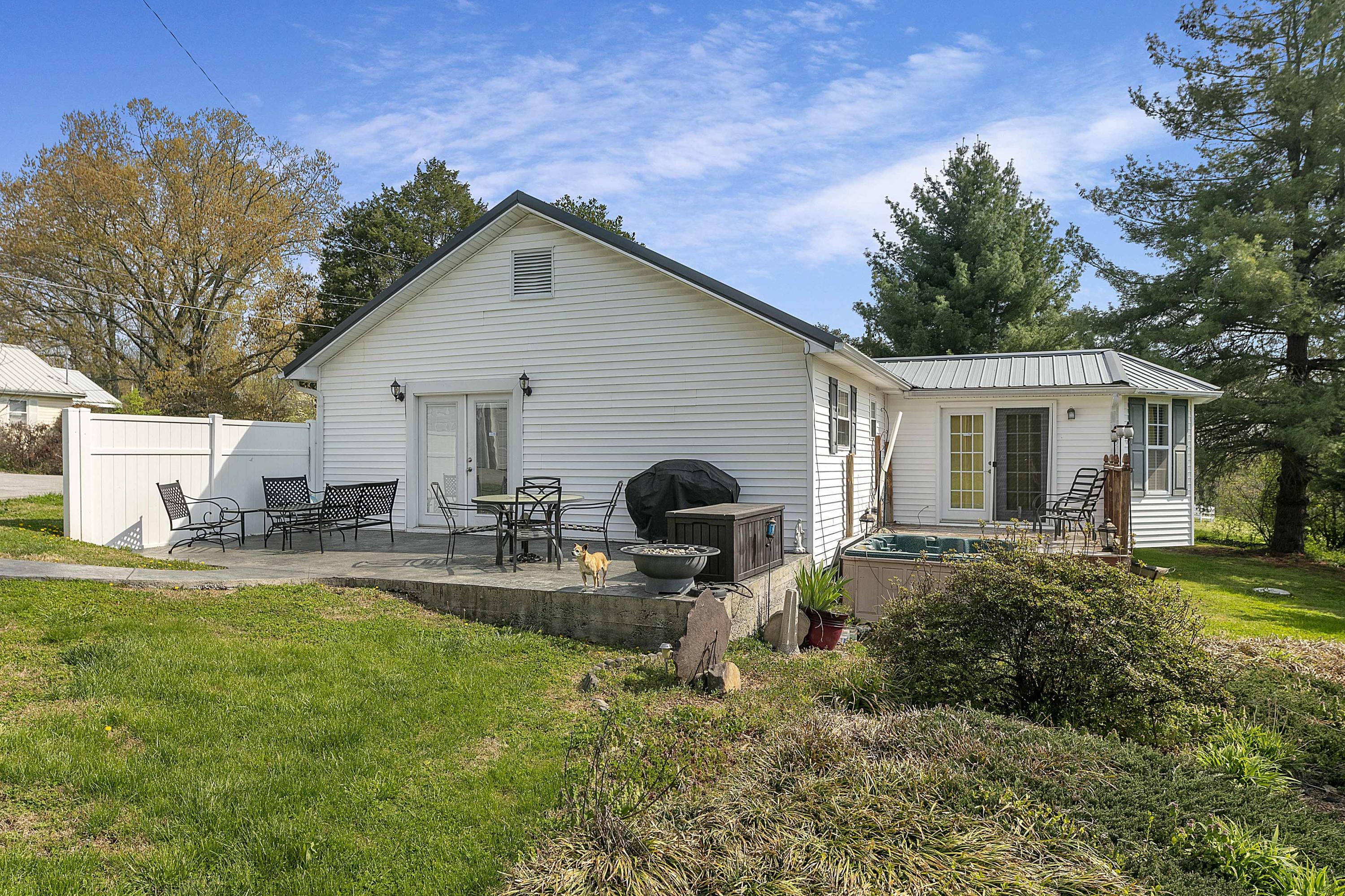 8123 Bell Road Knoxville, TN 37938 - Photo 14 of 20 Plenty of Outdoor Entertaining Space