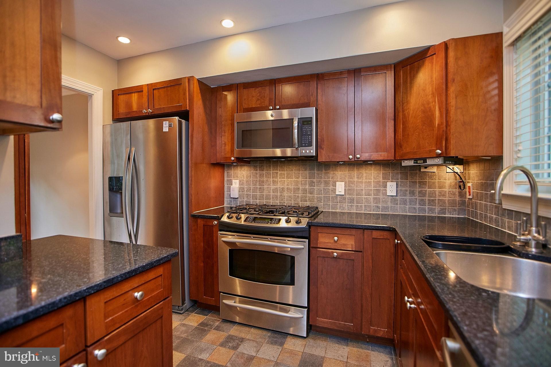 3740 Gunston Road Alexandria, VA 22302 - Photo 14 of 30 KITCHEN W/STAINLESS STEEL APPLIANCES