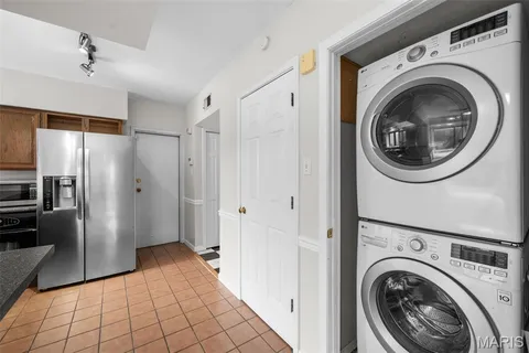 $325,000 | 250 South Brentwood Boulevard, Unit 1F, Clayton, MO 63105