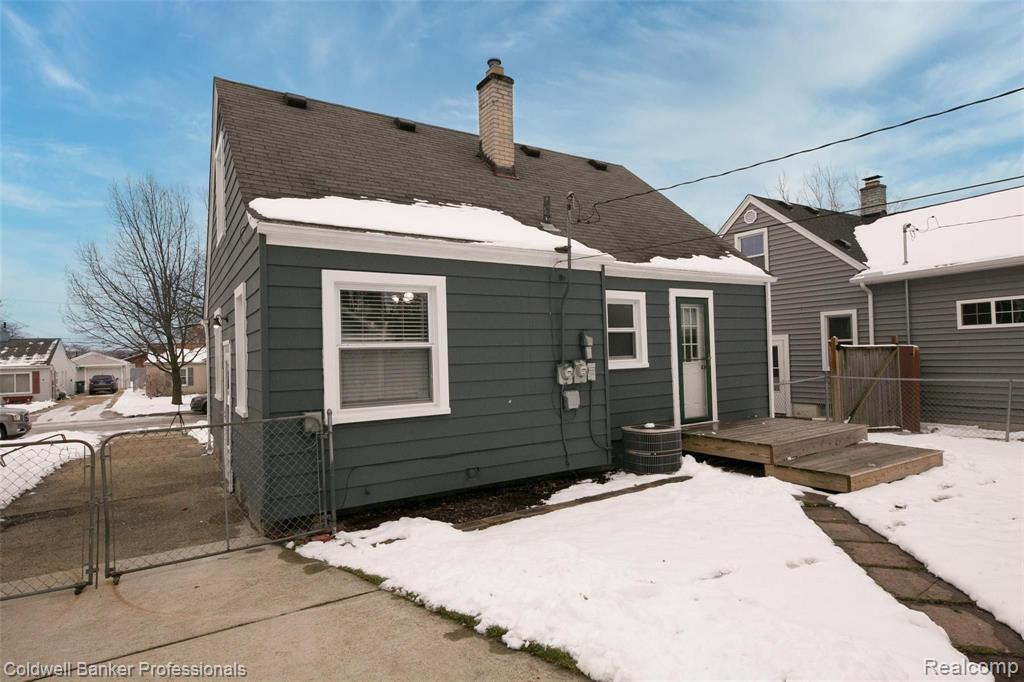 3919 Durham Road Royal Oak, MI 48073 - Photo 4 of 40
