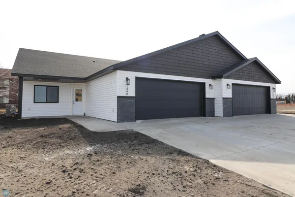 $329,900 | 1400 Prairie Lane, Wahpeton, ND 58075