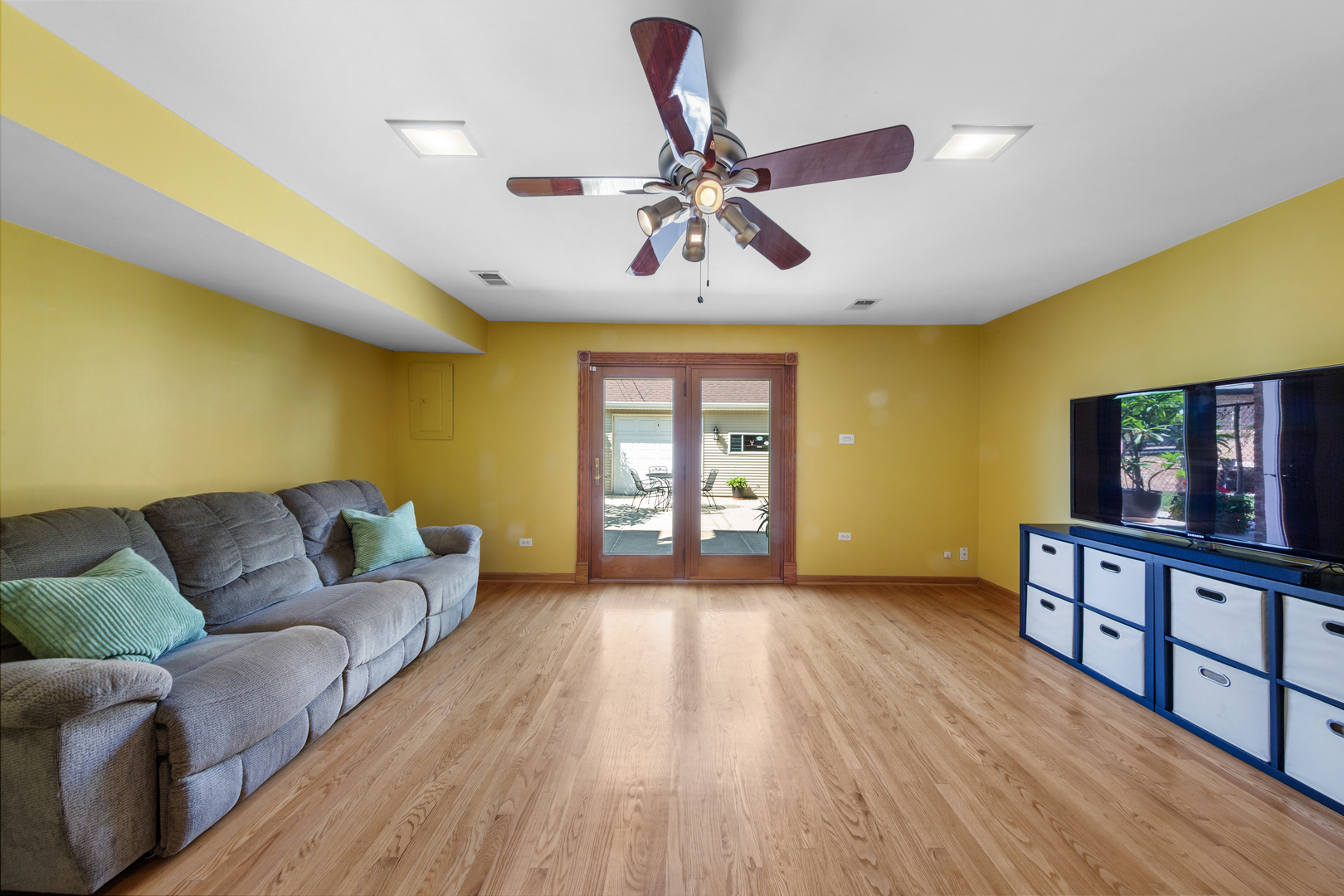 3700 South Normal Avenue Chicago, IL 60609 - Photo 22 of 36 a living room with furniture and a window