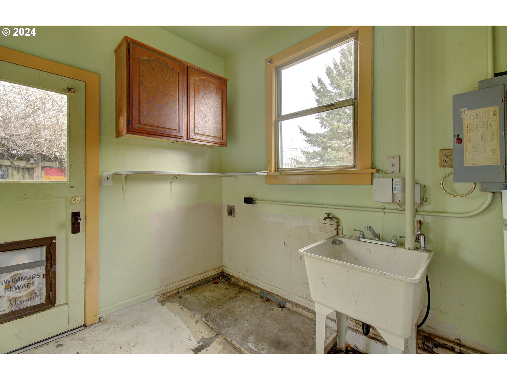 168 Southeast Whitney Street Camas, WA 98607 - Photo 12 of 32 a bathroom with a sink and a mirror