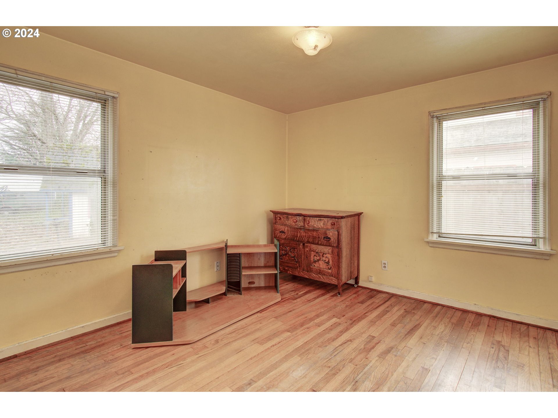 168 Southeast Whitney Street Camas, WA 98607 - Photo 17 of 32 a workspace with furniture and window