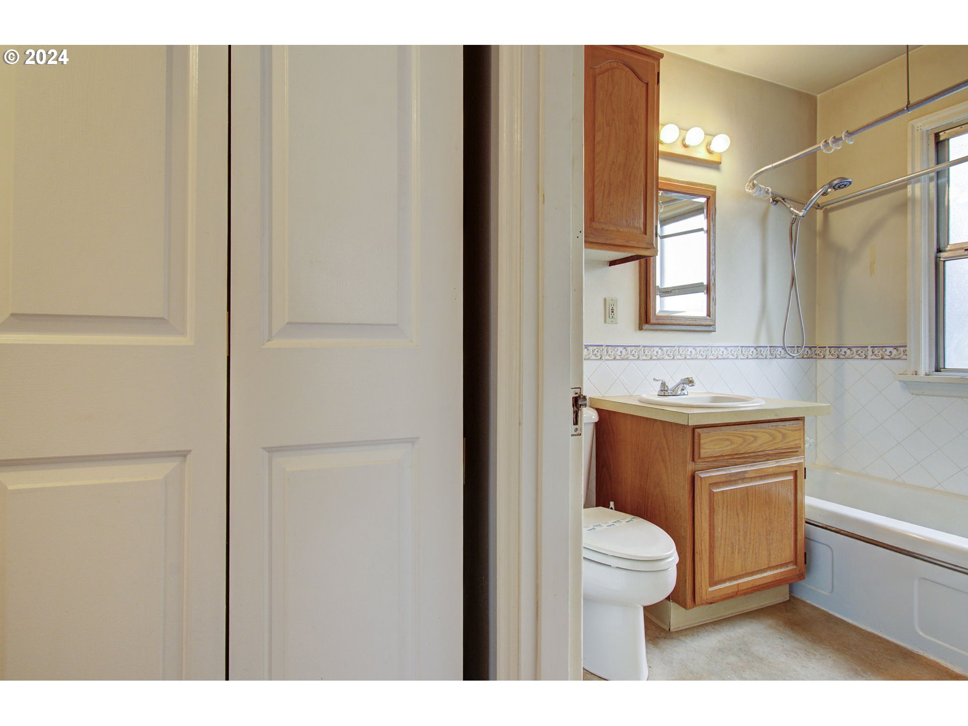 168 Southeast Whitney Street Camas, WA 98607 - Photo 19 of 32 a bathroom with a toilet a sink and a bathtub