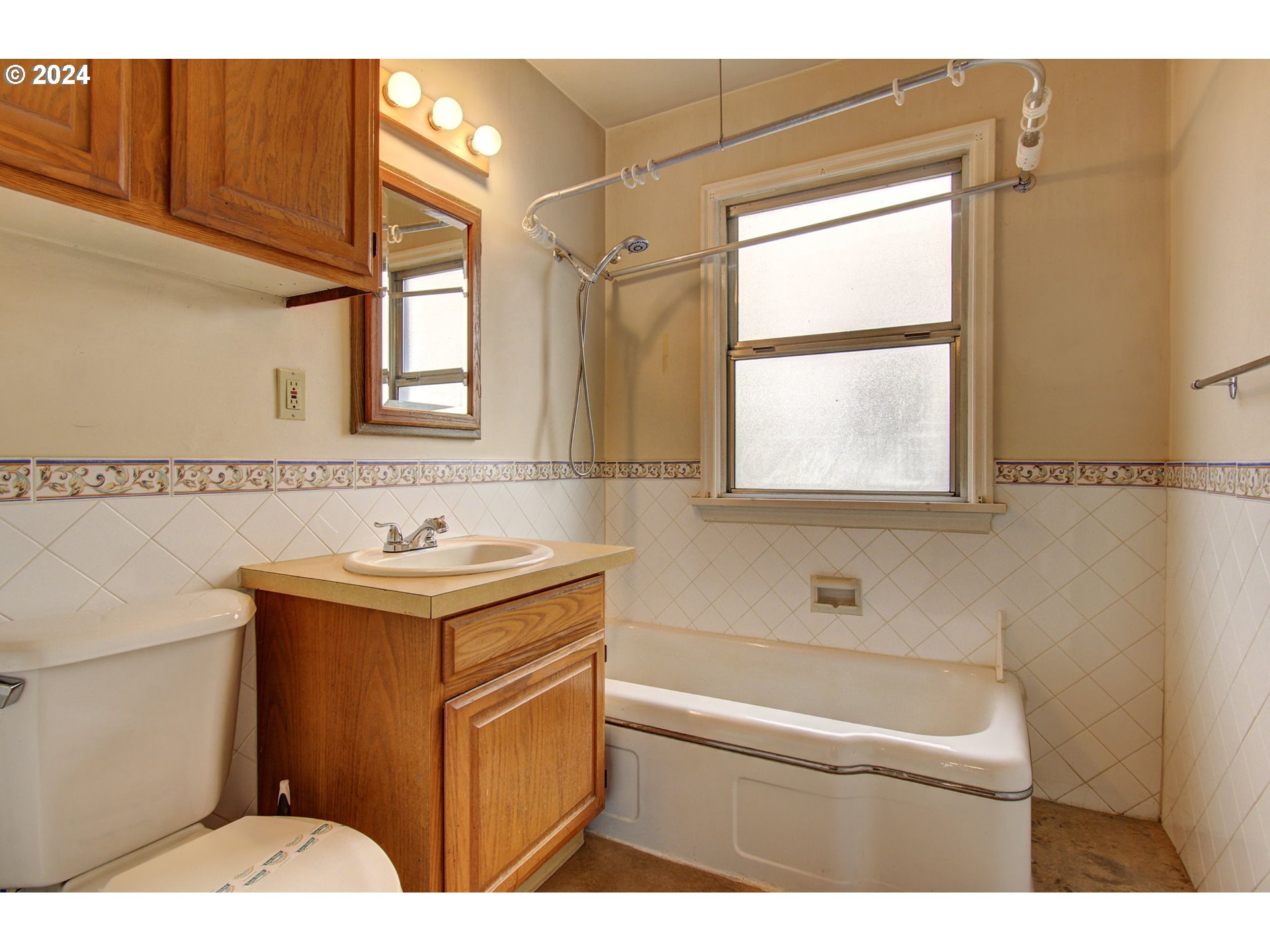 168 Southeast Whitney Street Camas, WA 98607 - Photo 20 of 32 a bathroom with a sink toilet double vanity and bathtub