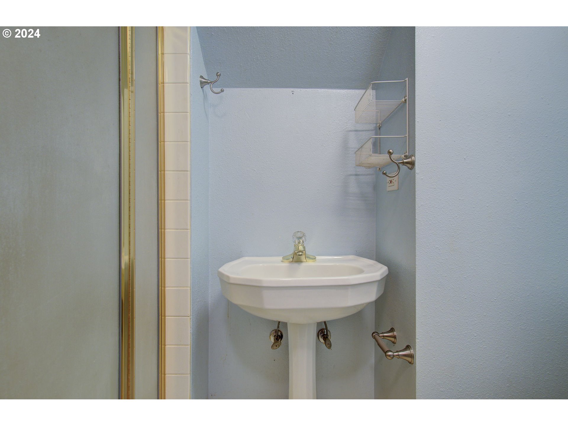 168 Southeast Whitney Street Camas, WA 98607 - Photo 21 of 32 a sink and a mirror