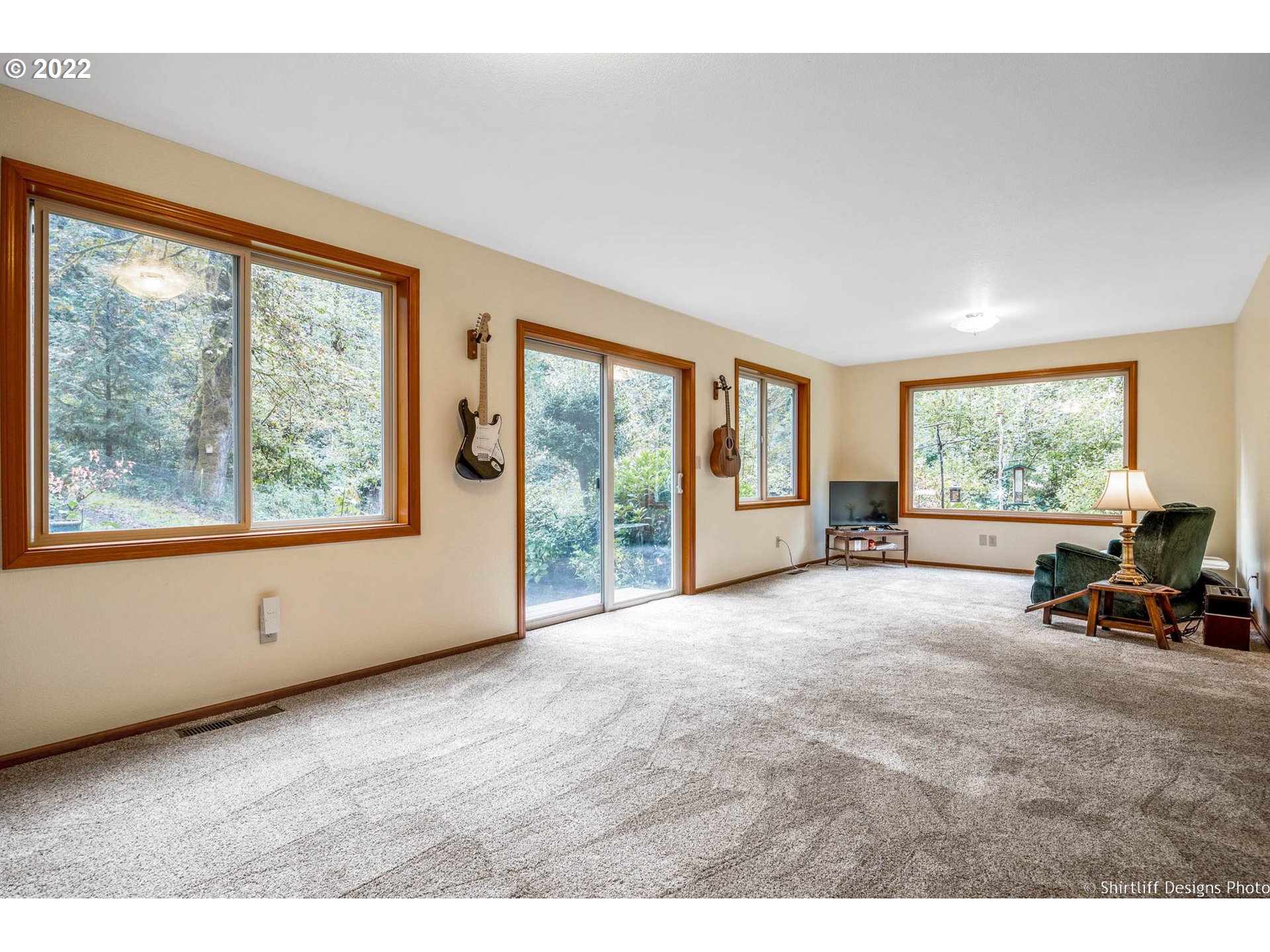 88000 Tiki Lane Springfield, OR 97478 - Photo 9 of 32 a view of an empty room with a window