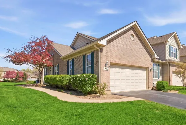 $429,000 | 910 Oak Ridge Boulevard, Elgin, IL 60120