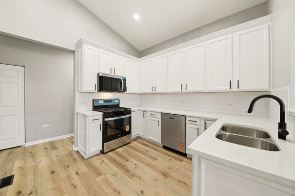 $429,000 | 910 Oak Ridge Boulevard, Elgin, IL 60120