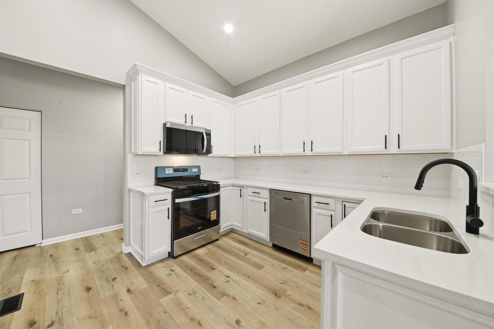 910 Oak Ridge Boulevard Elgin, IL 60120 - Photo 2 of 23