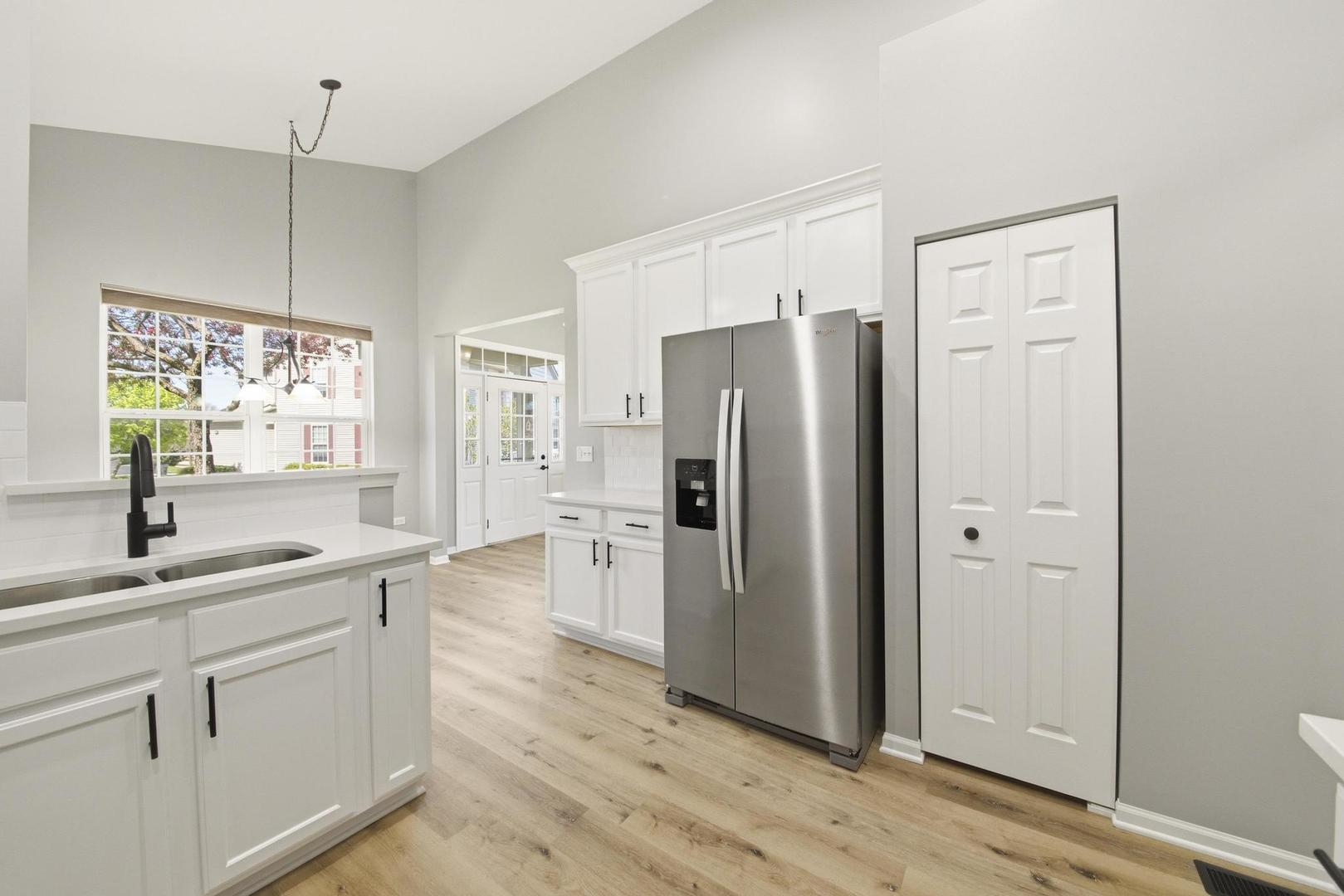 910 Oak Ridge Boulevard Elgin, IL 60120 - Photo 3 of 23