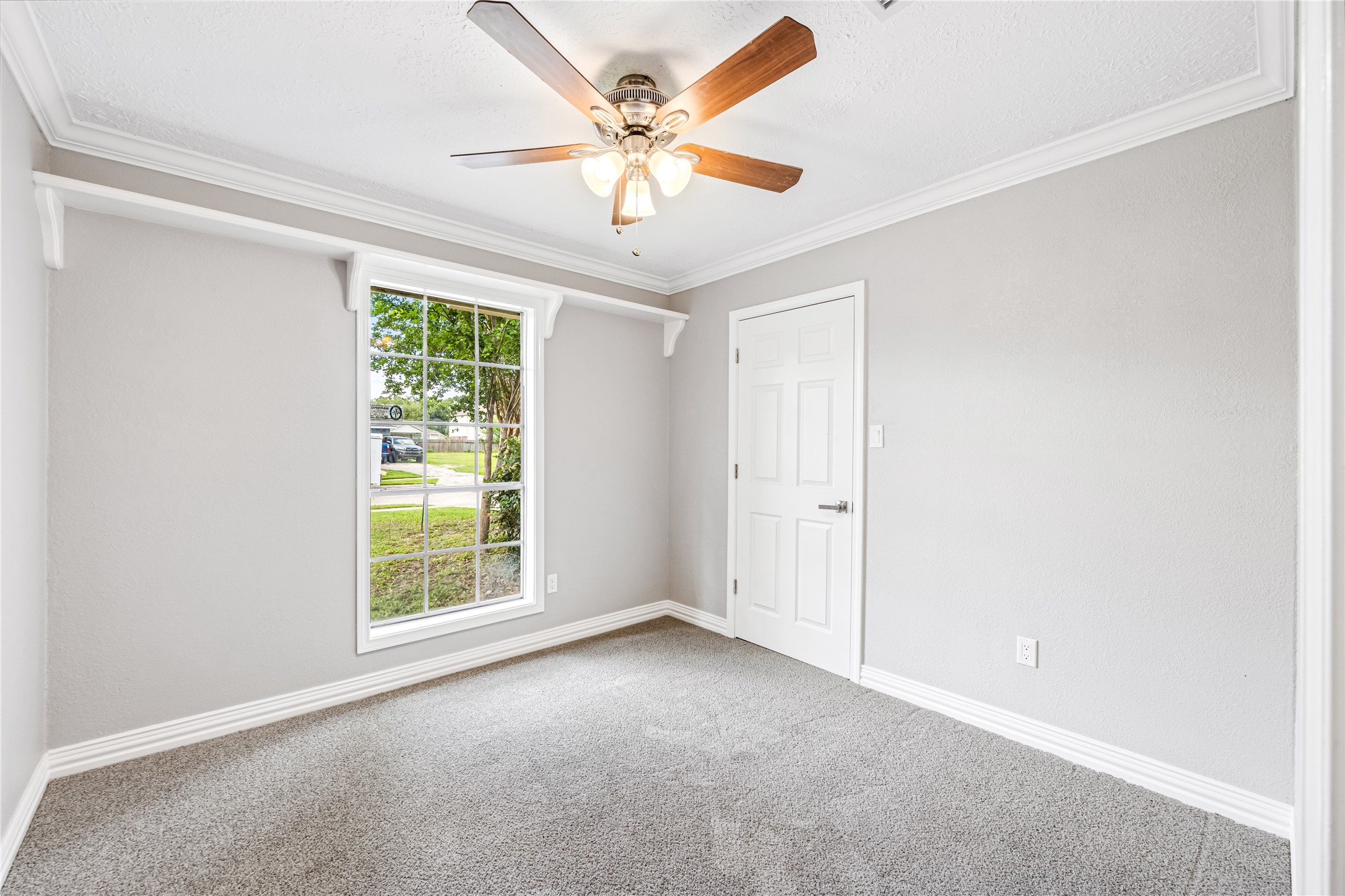 9806 Tanager Lane Conroe, TX 77385 - Photo 18 of 28 an empty room with windows and fan