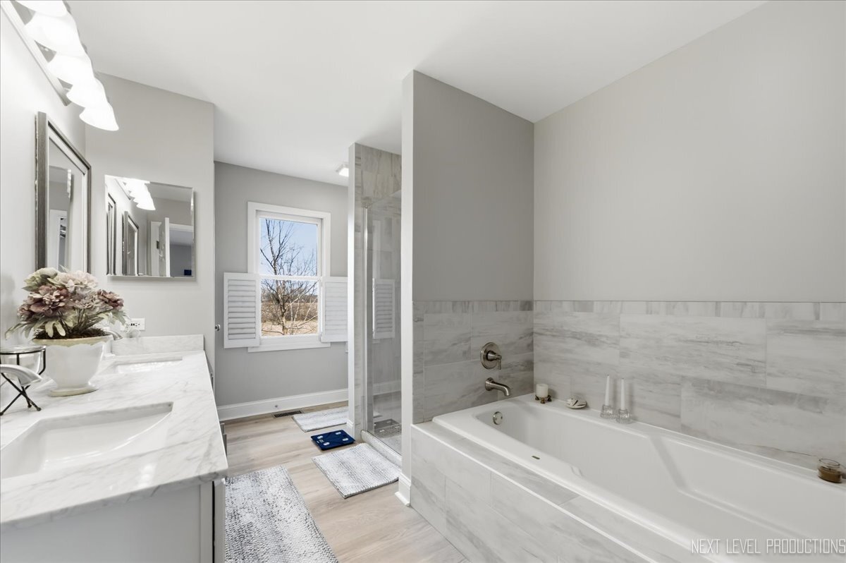 2984 Marshfield Court Elgin, IL 60124 - Photo 24 of 40 a bathroom with a tub sink and mirror
