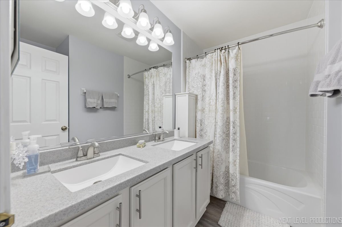 2984 Marshfield Court Elgin, IL 60124 - Photo 28 of 40 a bathroom with double vanity sink and a mirror