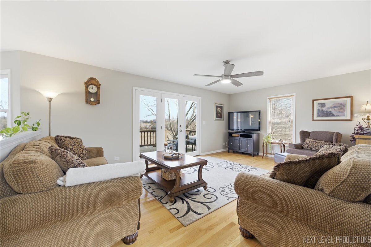 2984 Marshfield Court Elgin, IL 60124 - Photo 6 of 40 a living room with furniture and a table