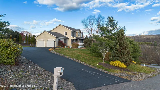 $579,900 | 64 Green Briar Drive, Moscow, PA 18444