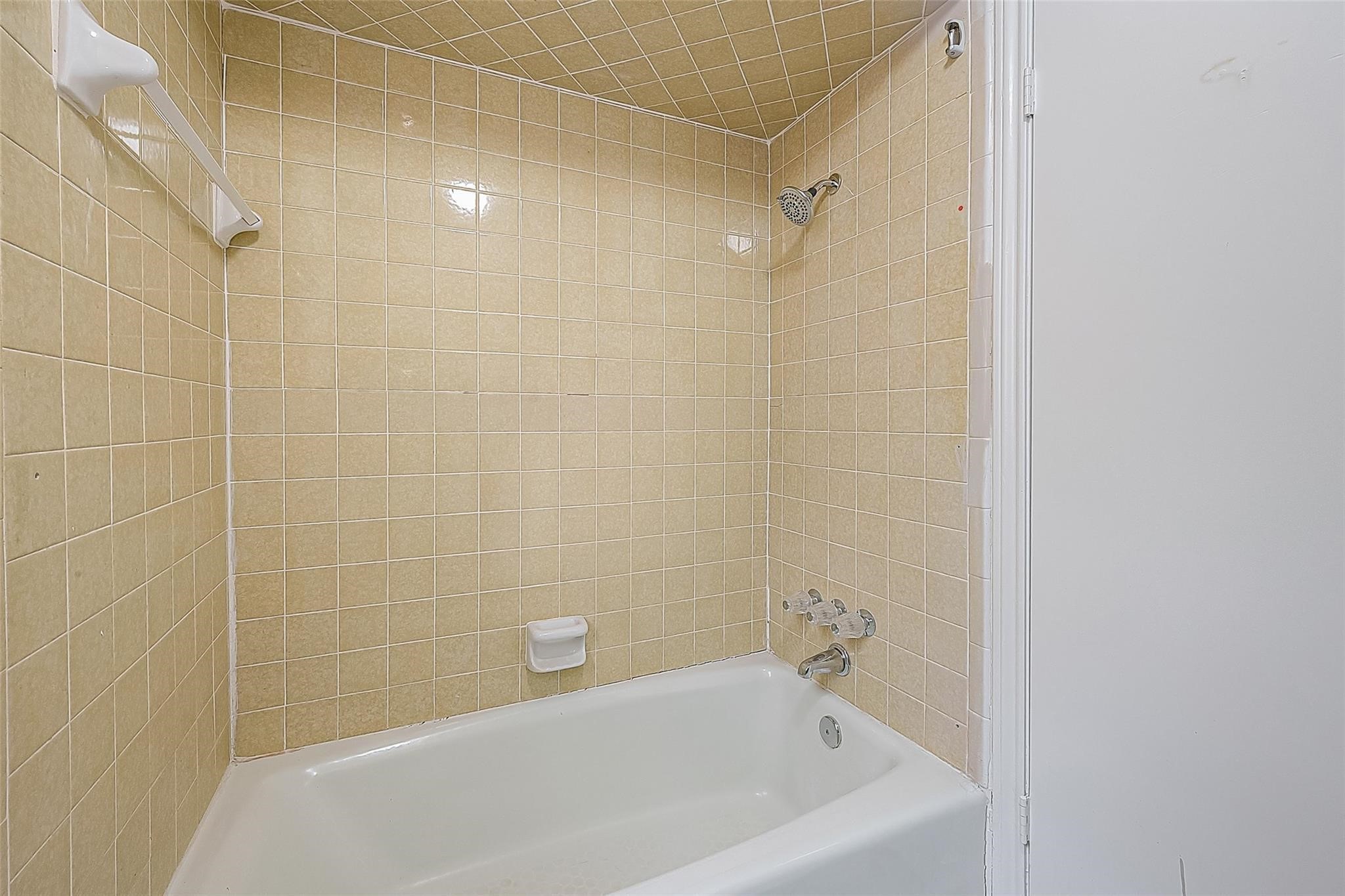 10811 Villa Lea Lane Houston, TX 77071 - Photo 17 of 34 a bathroom with a bathtub