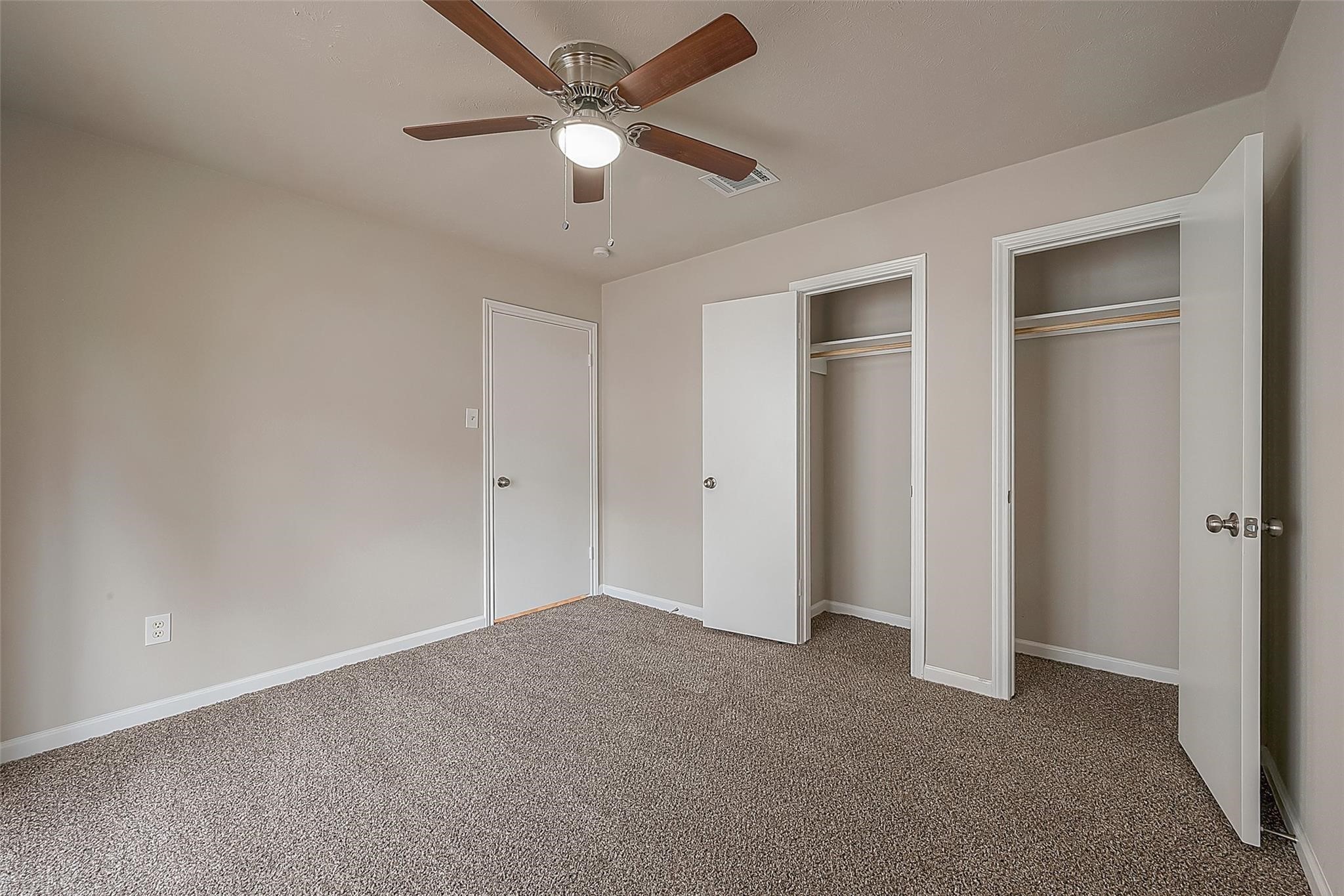 10811 Villa Lea Lane Houston, TX 77071 - Photo 21 of 34 an empty room with closet and a ceiling fan