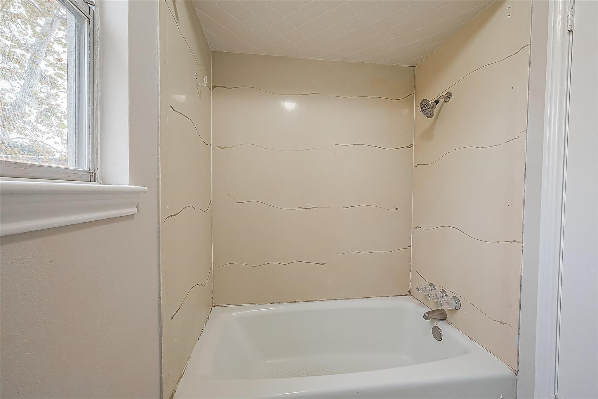 10811 Villa Lea Lane Houston, TX 77071 - Photo 30 of 34 a bathroom with a bathtub