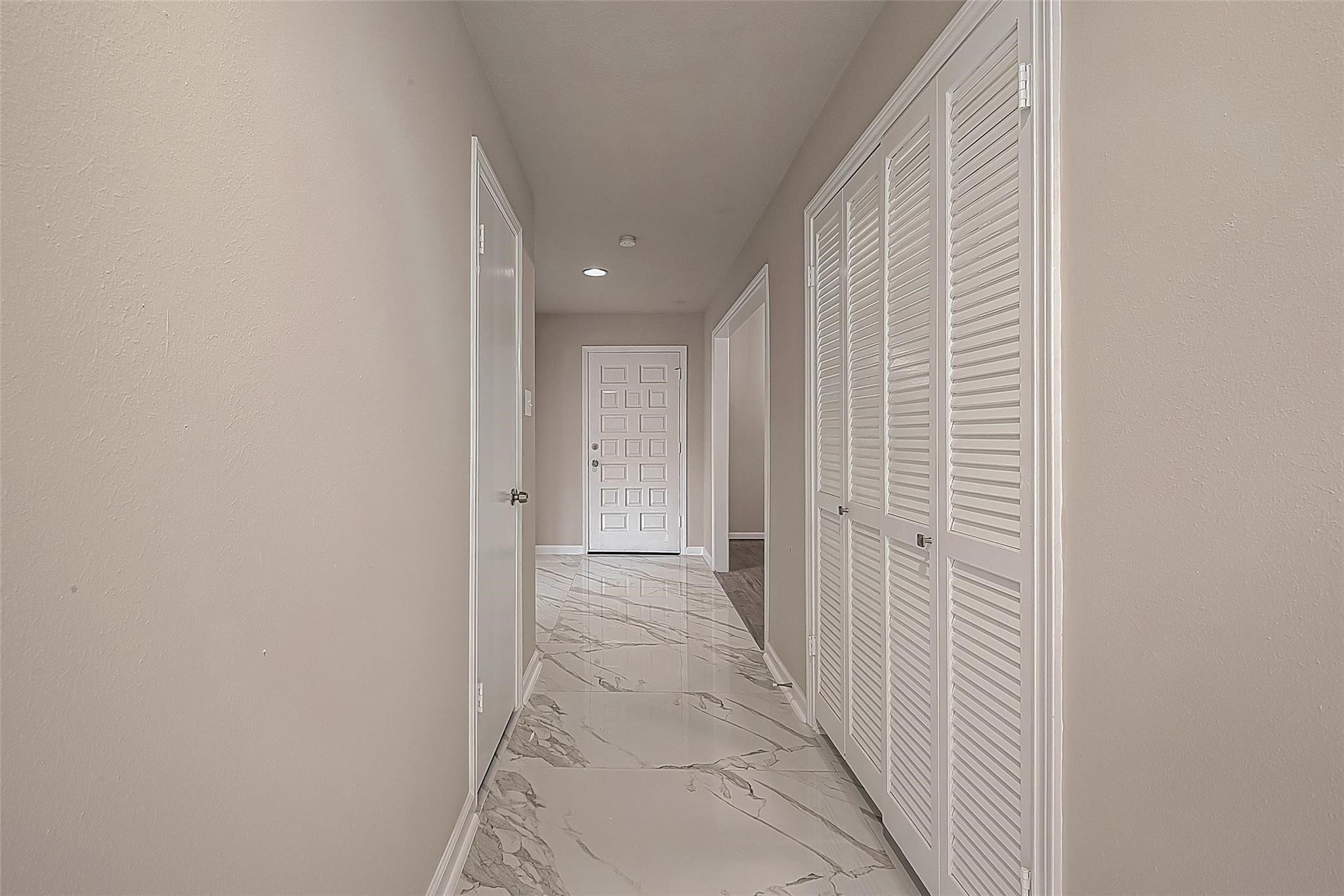 10811 Villa Lea Lane Houston, TX 77071 - Photo 4 of 34 a view of a hallway