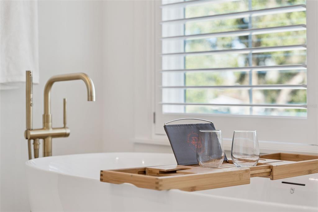 35 West Hazel Street Orlando, FL 32804 - Photo 34 of 60 a room with a table and a potted plant