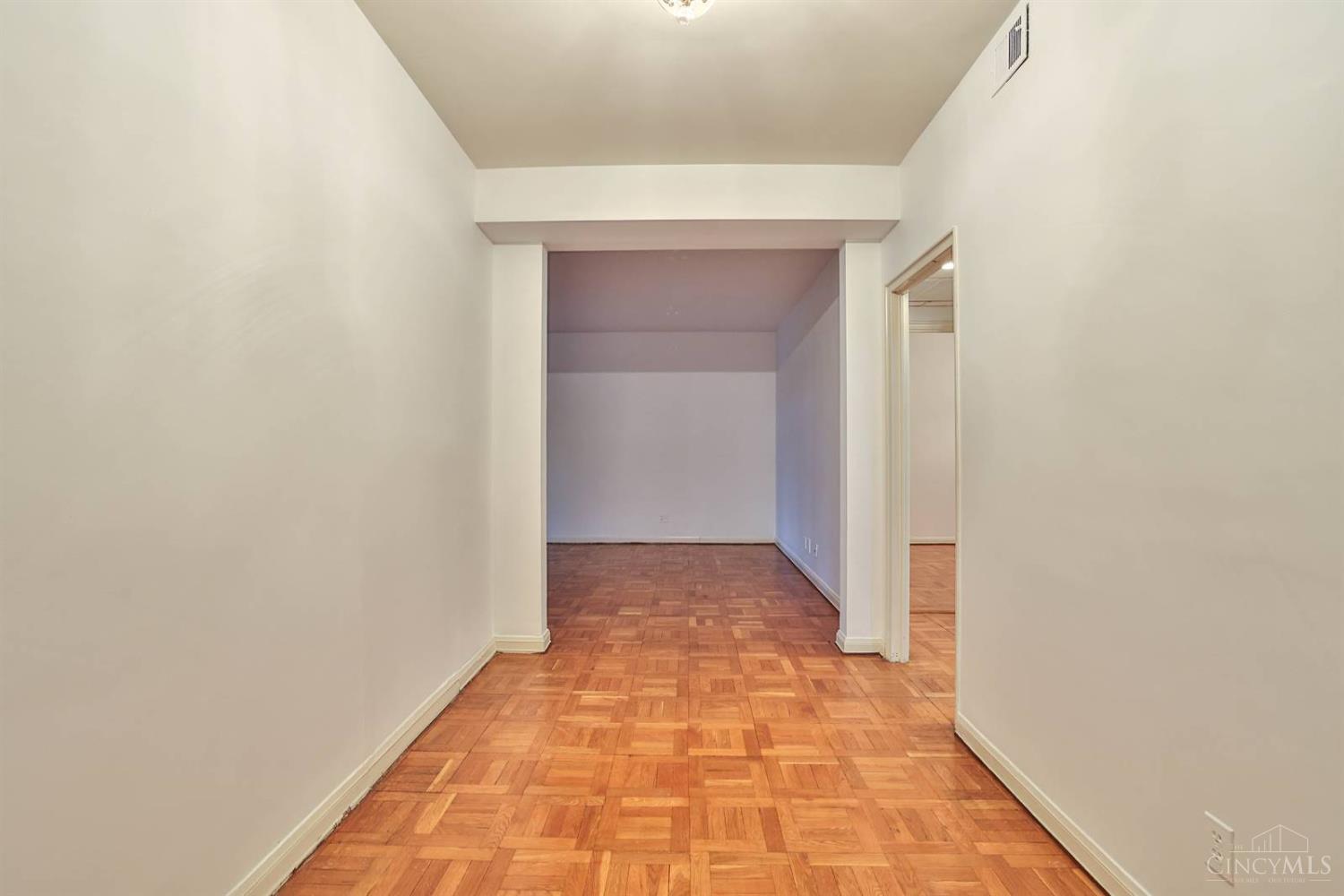 2376 Madison Road, Unit 37 Cincinnati, OH 45208 - Photo 4 of 22 Gallery Image 4