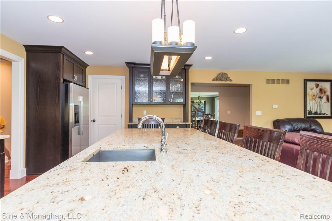 5350 Longmeadow Road Bloomfield Hills, MI 48304 - Photo 19 of 45 Granite island, seeded glass cabinet door fronts