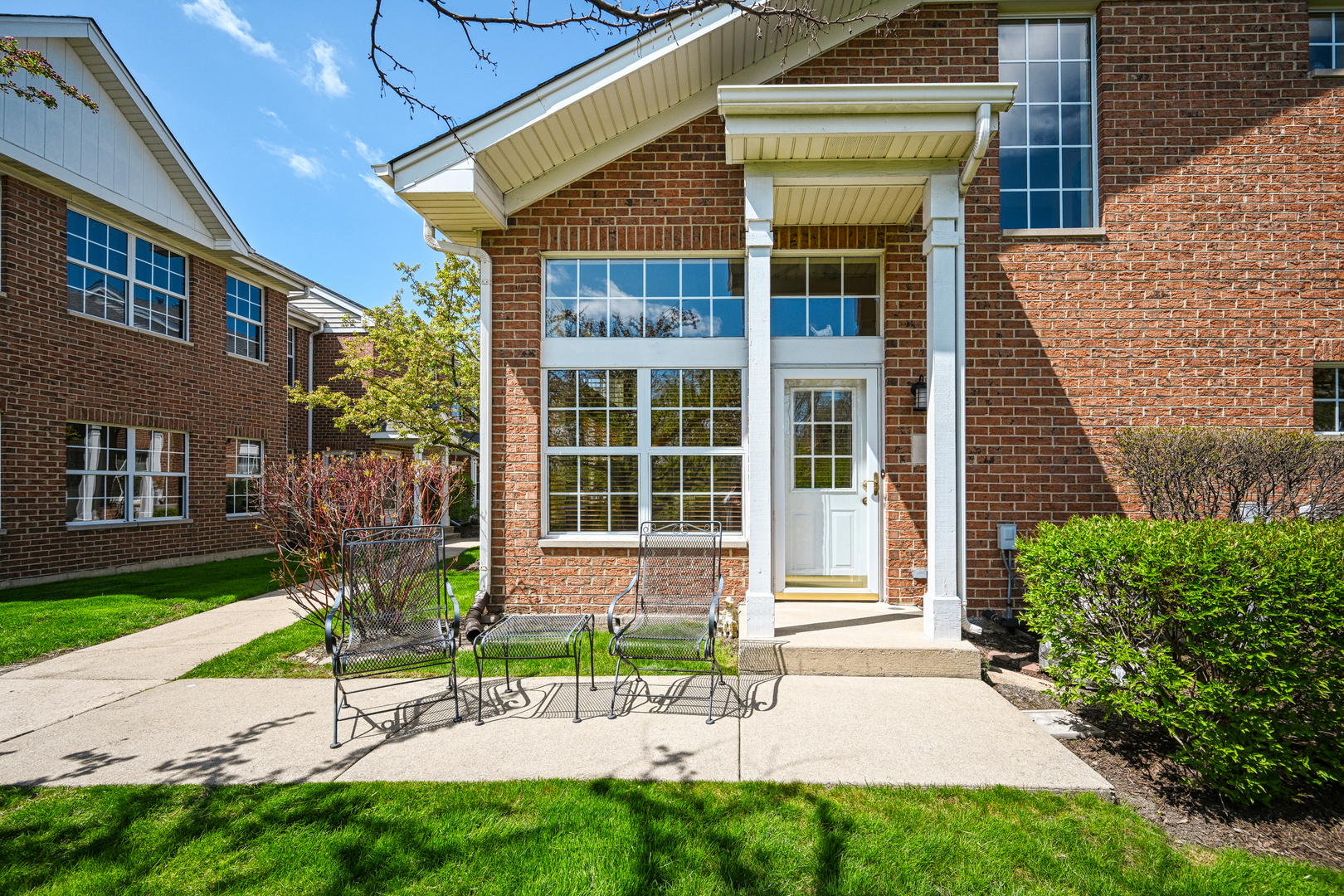 2 Dewalt Court Elmhurst, IL 60126 - Photo 3 of 26
