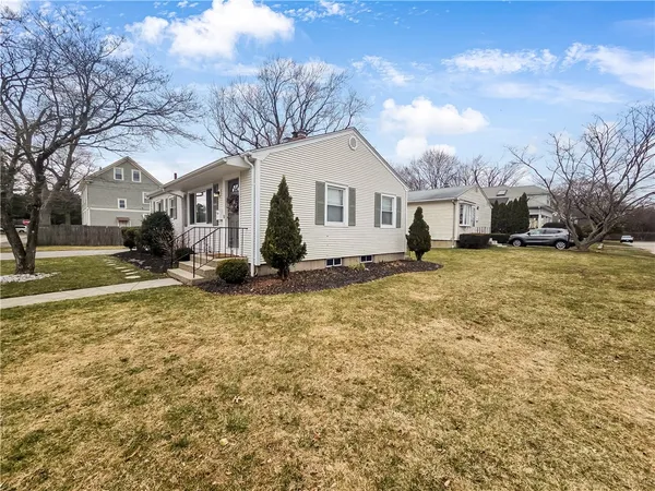 $3,200 | 10 Brayton Avenue, East Providence, RI 02916