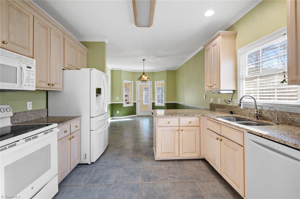 4202 Jeffrey Ln Point High Point, NC 27265 - Photo 10 of 47 Very workable kitchen