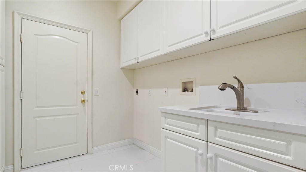 20253 Vía Galileo Porter Ranch, CA 91326 - Photo 43 of 55 Laundry