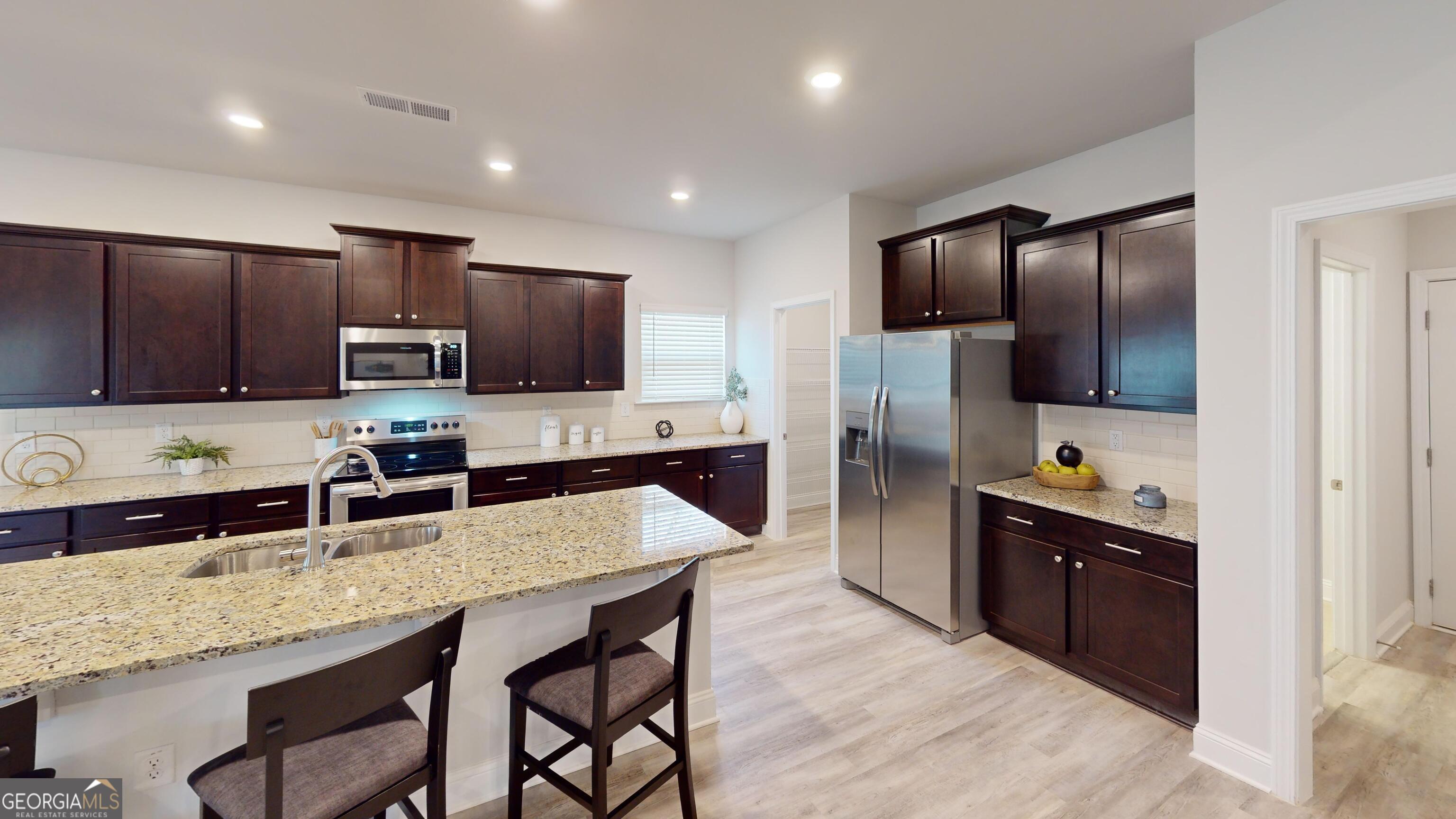 337 Stockton Circle Macon, GA 31216 - Photo 7 of 40 a kitchen with granite countertop a refrigerator and microwave
