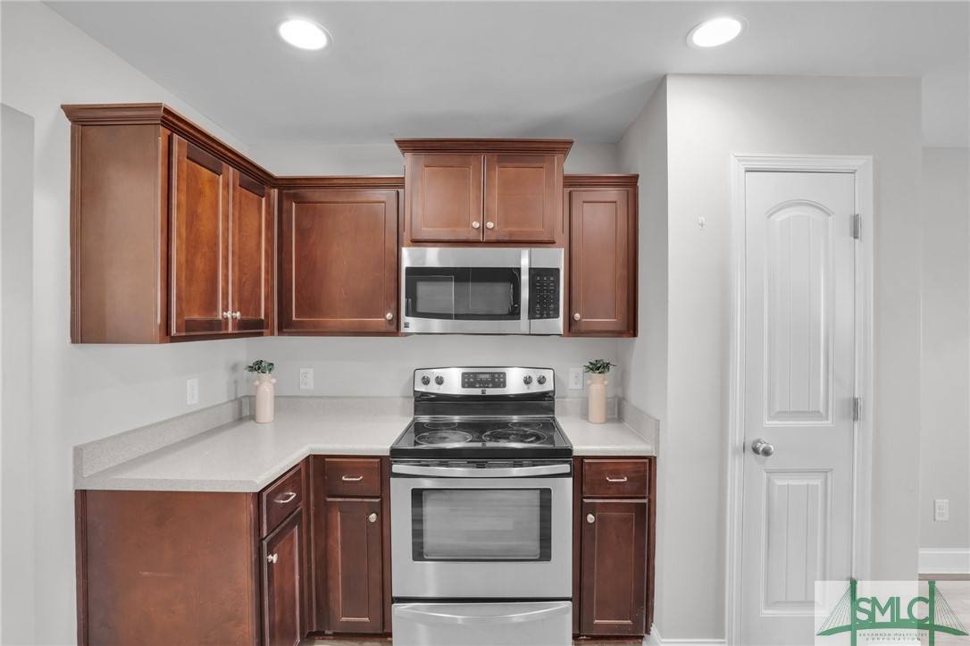 40 Dr Daniel Edwards Street Ellabell, GA 31308 - Photo 12 of 39 12-Kitchen with Pantry View