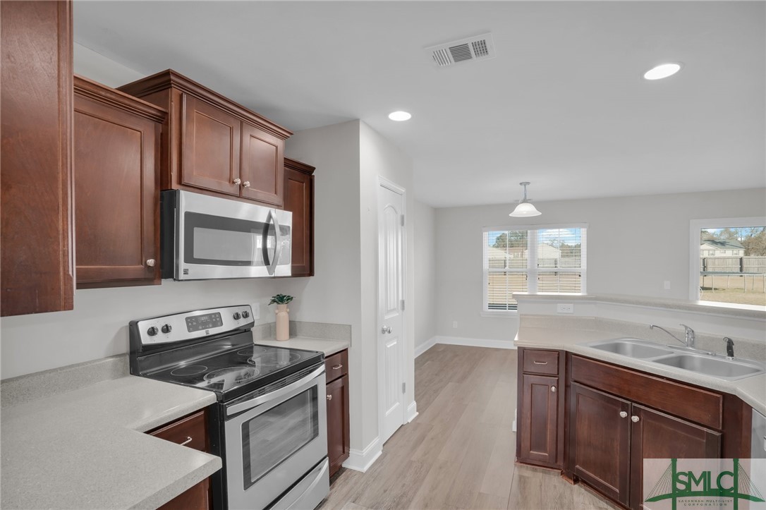 40 Dr Daniel Edwards Street Ellabell, GA 31308 - Photo 13 of 39 13-Kitchen with Breakfast Area View