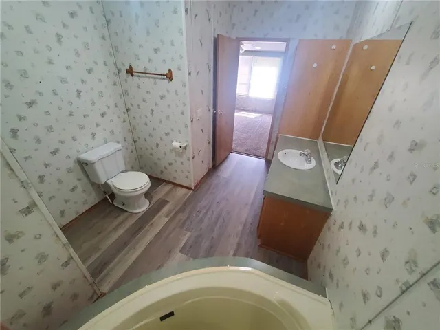 a view of a backyard