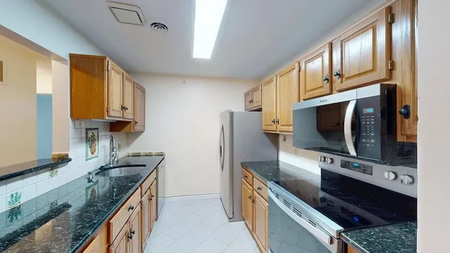 $2,400 | 5 Bartemus Trail, Unit 202, Nashua, NH 03063