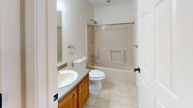 $2,400 | 5 Bartemus Trail, Unit 202, Nashua, NH 03063