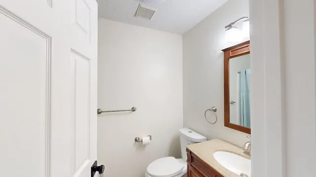 $2,400 | 5 Bartemus Trail, Unit 202, Nashua, NH 03063