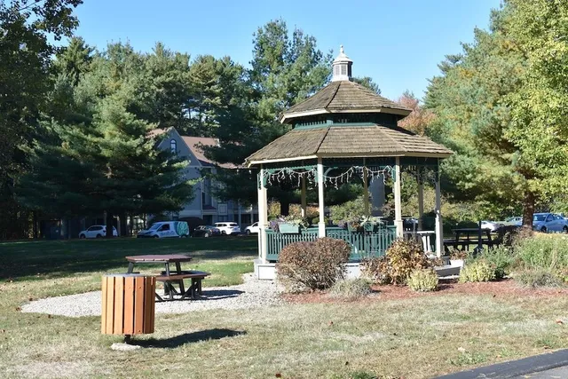 $2,400 | 5 Bartemus Trail, Unit 202, Nashua, NH 03063