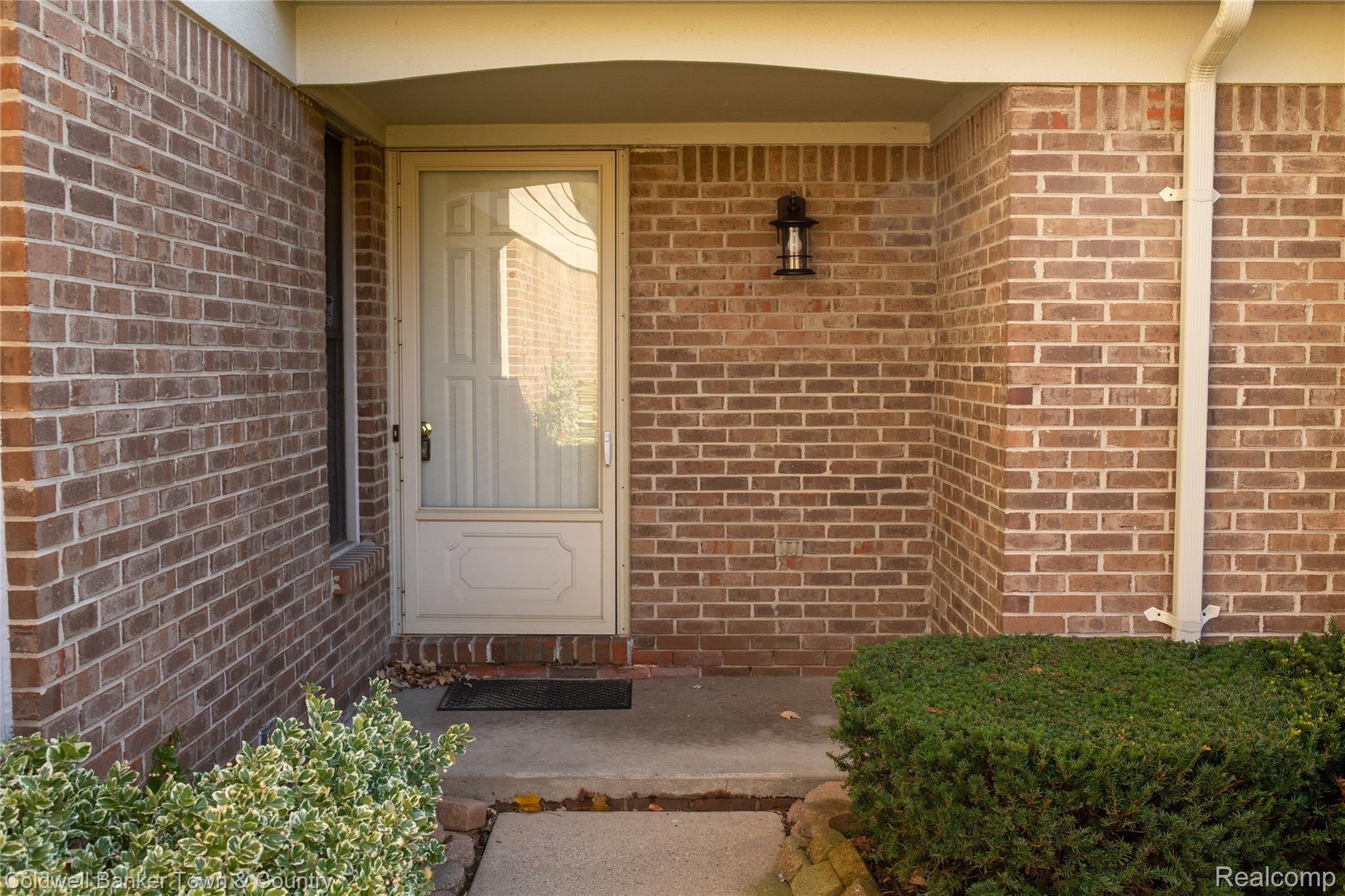 674 Summit Ridge Drive, Unit 17 Milford, MI 48381 - Photo 3 of 51 IMG_9982.JPG