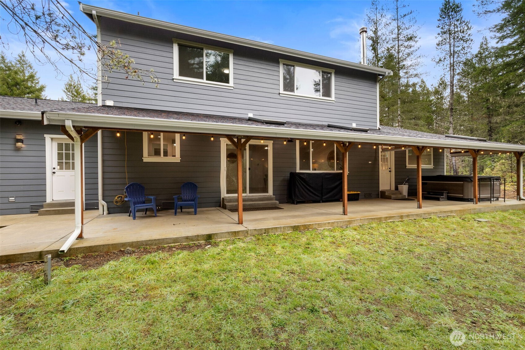 101 Northeast Anvil Lane Belfair, WA 98528 - Photo 38 of 40 a backyard of a house with table and chairs