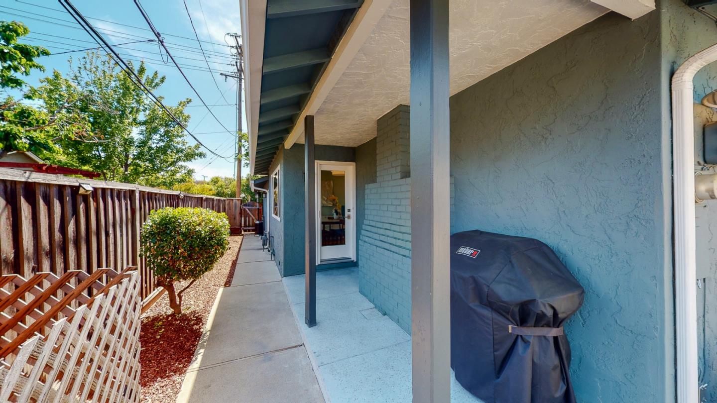 5378 Carter Avenue San Jose, CA 95118 - Photo 34 of 38 a view of a corridor