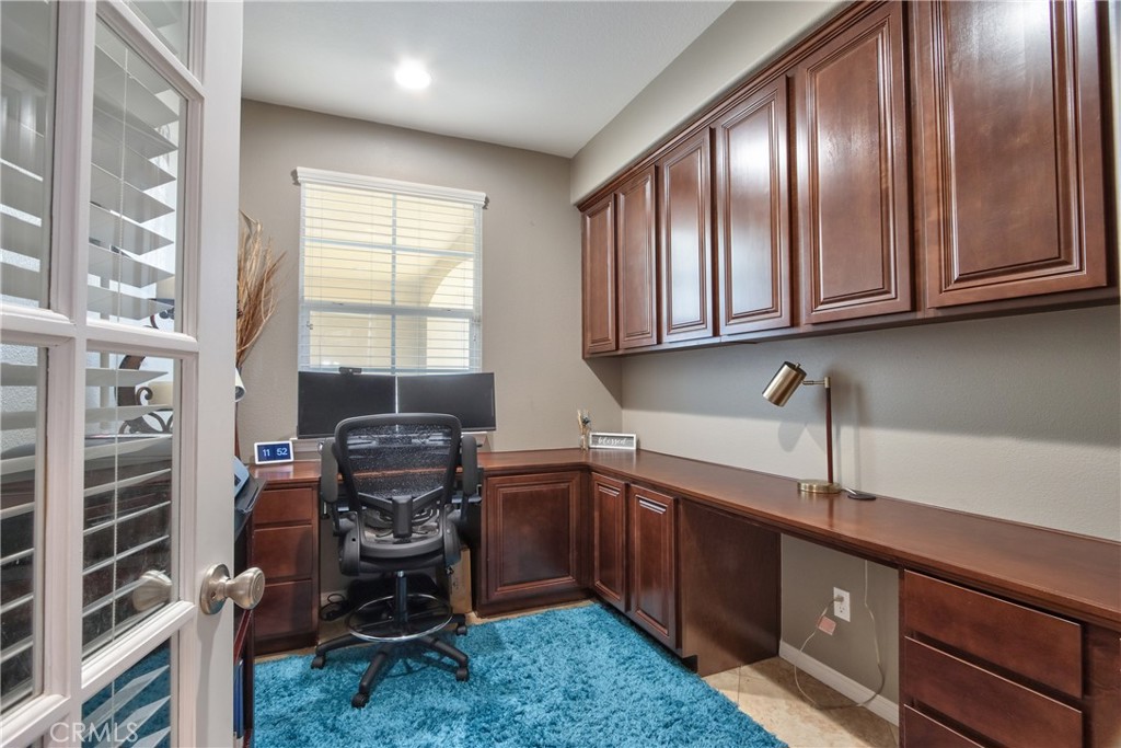 28483 Nautical Point Circle Menifee, CA 92585 - Photo 26 of 44 a view of a kitchen with electric appliances